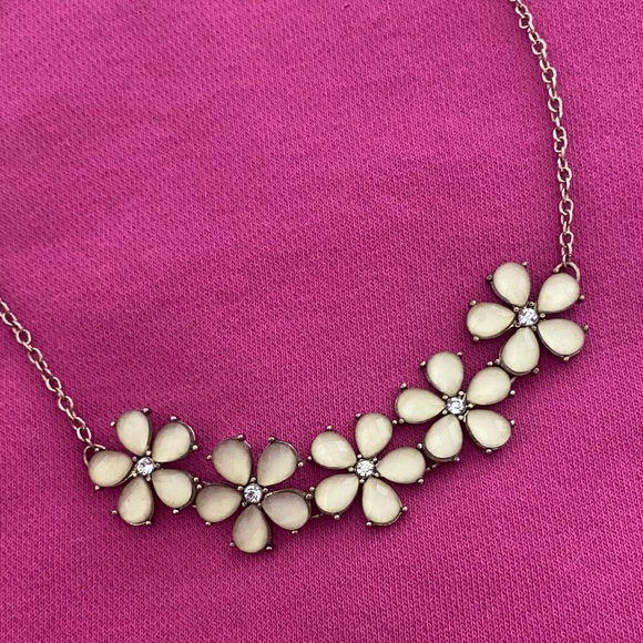 Jewelry - Gold Tone Floral Statement Necklace White Petal Bib 19” Bridal Wedding Guest